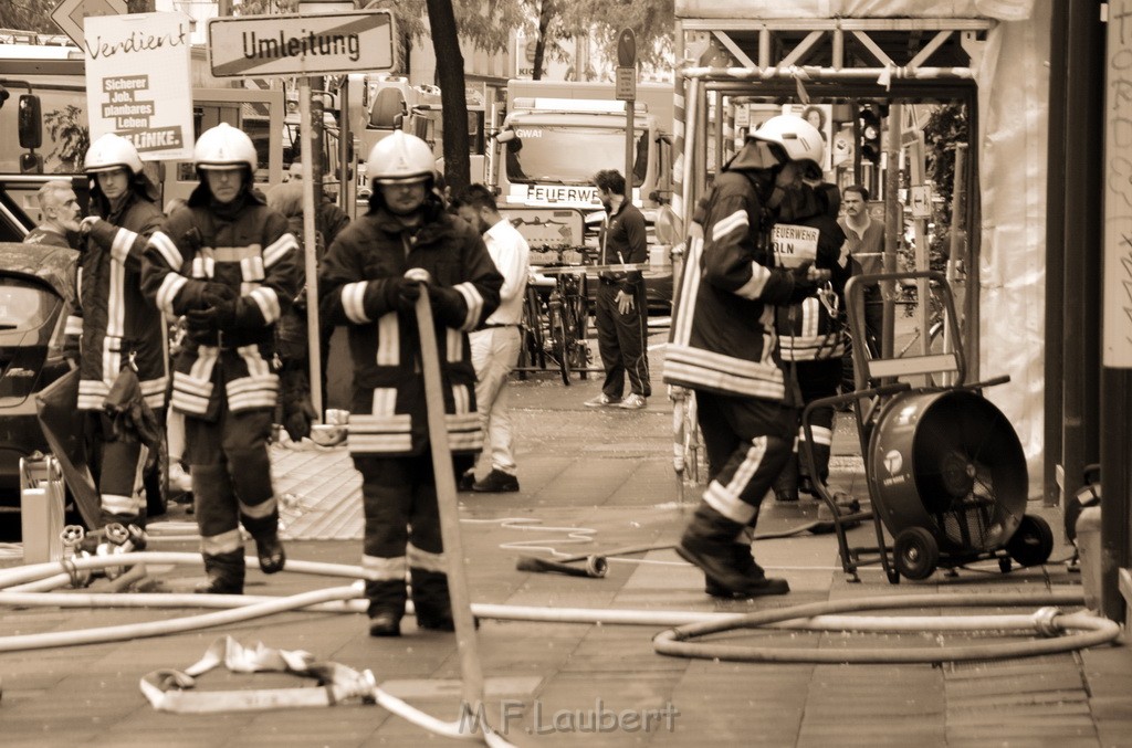 Feuer 2 Koeln Nippes Neusserstr P102.JPG - Miklos Laubert